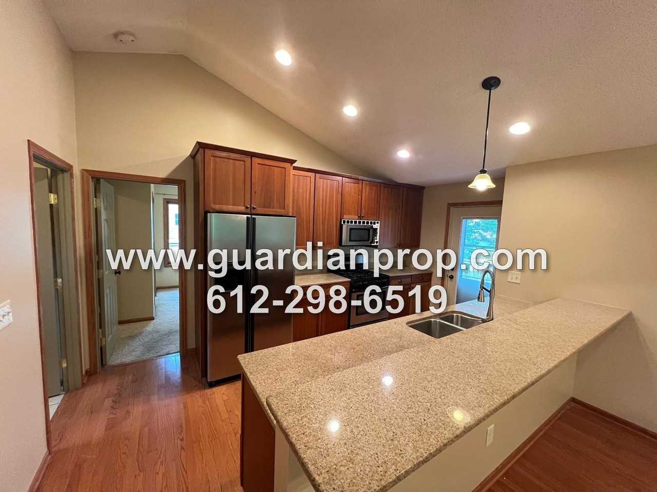 1158 Summit Ave - Photo 5 of 20