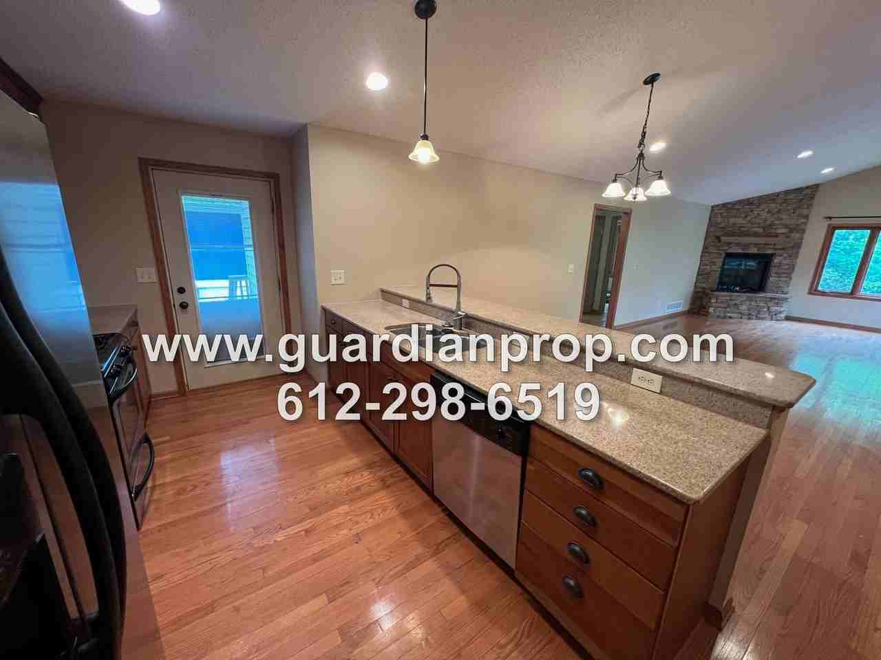 1158 Summit Ave - Photo 6 of 20