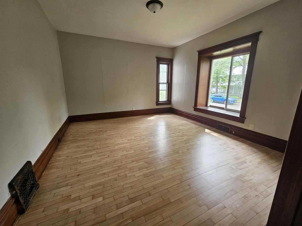 206 N State St - Photo 2 of 8