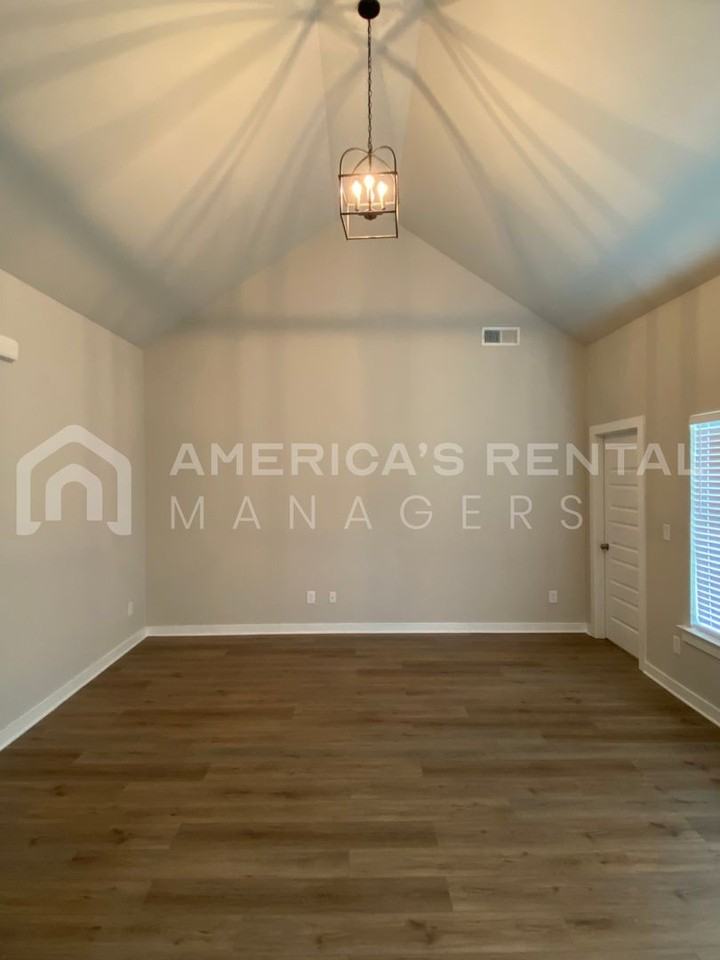 1300 Brookhaven Dr - Photo 5 of 31