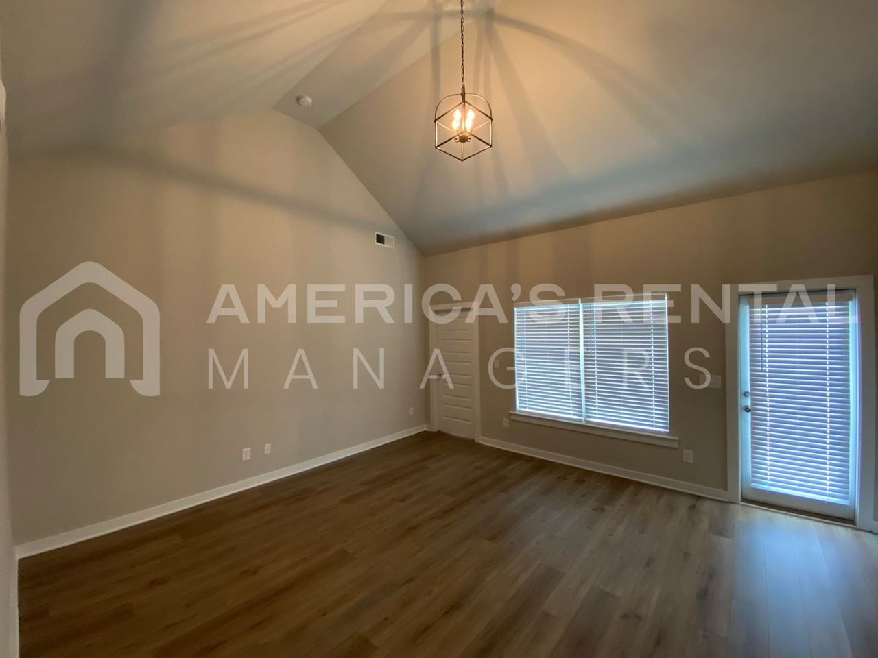 1300 Brookhaven Dr - Photo 4 of 31