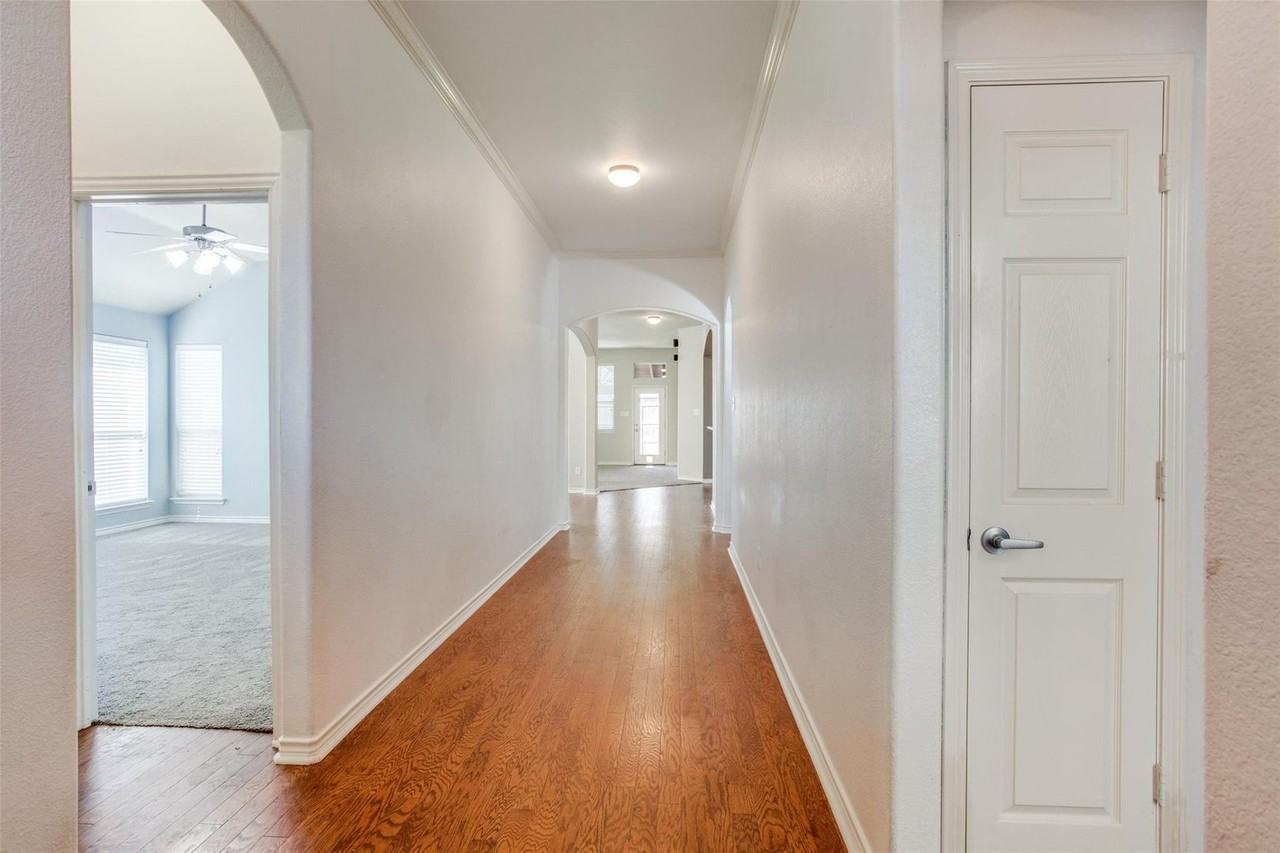 1627 Summerfield Dr - Photo 3 of 29