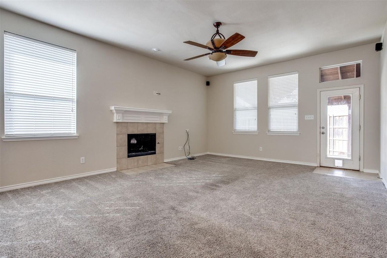 1627 Summerfield Dr - Photo 5 of 29