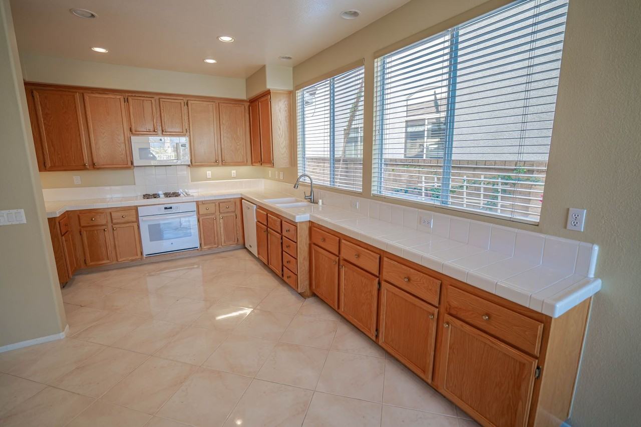 27569 Wellsley Way - Photo 4 of 20