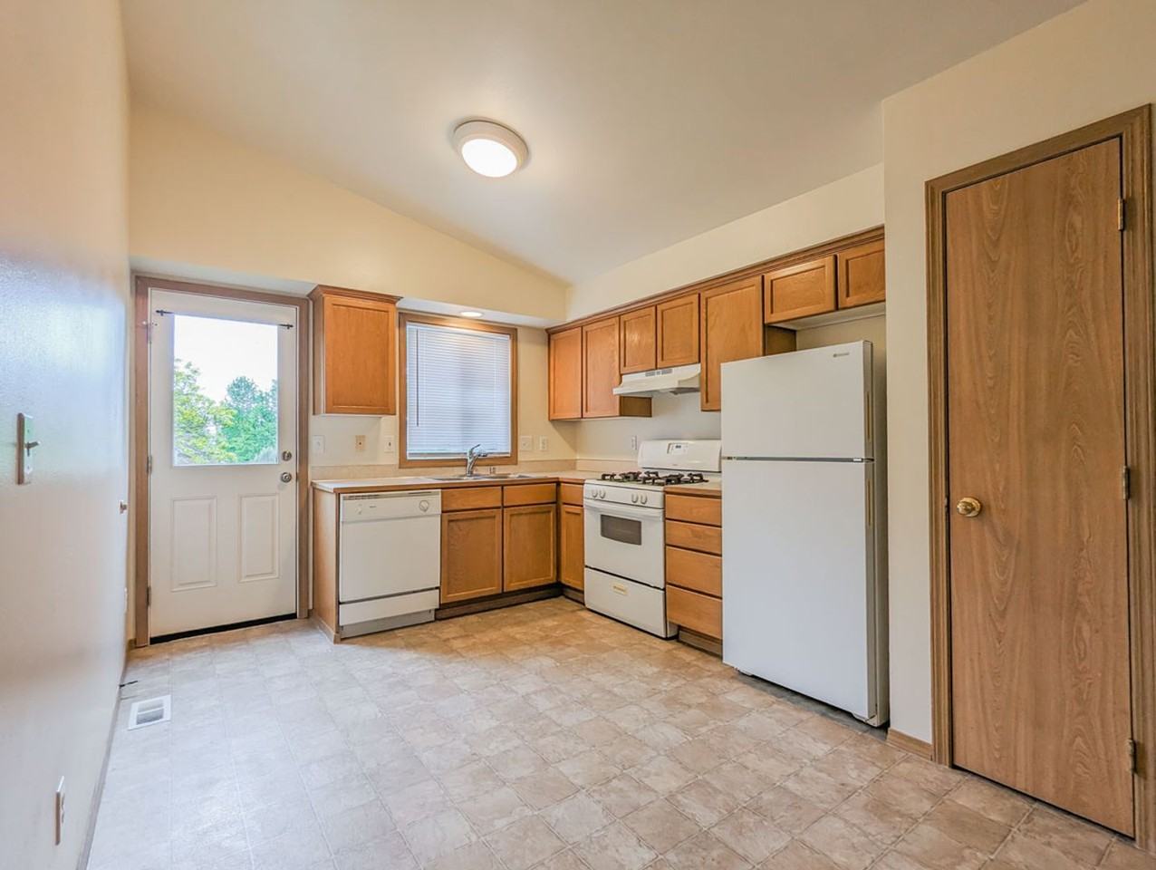 4720 60th Dr Ne - Photo 2 of 8