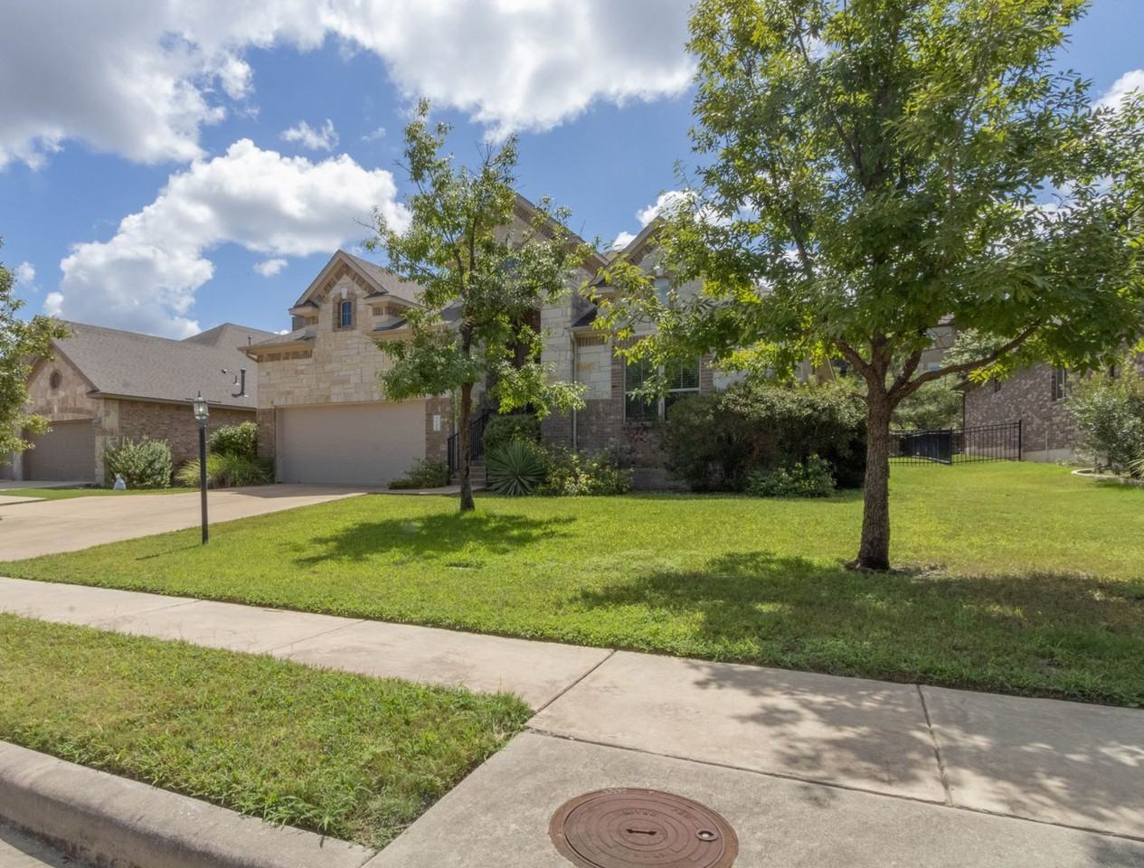 310 Bellagio Dr - Photo 2 of 33