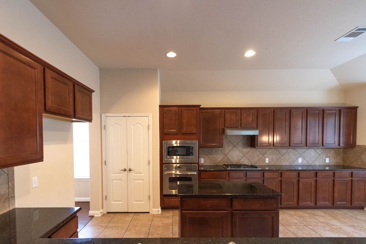 310 Bellagio Dr - Photo 3 of 33