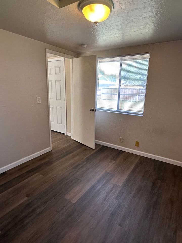 225 Vine St - Photo 4 of 6