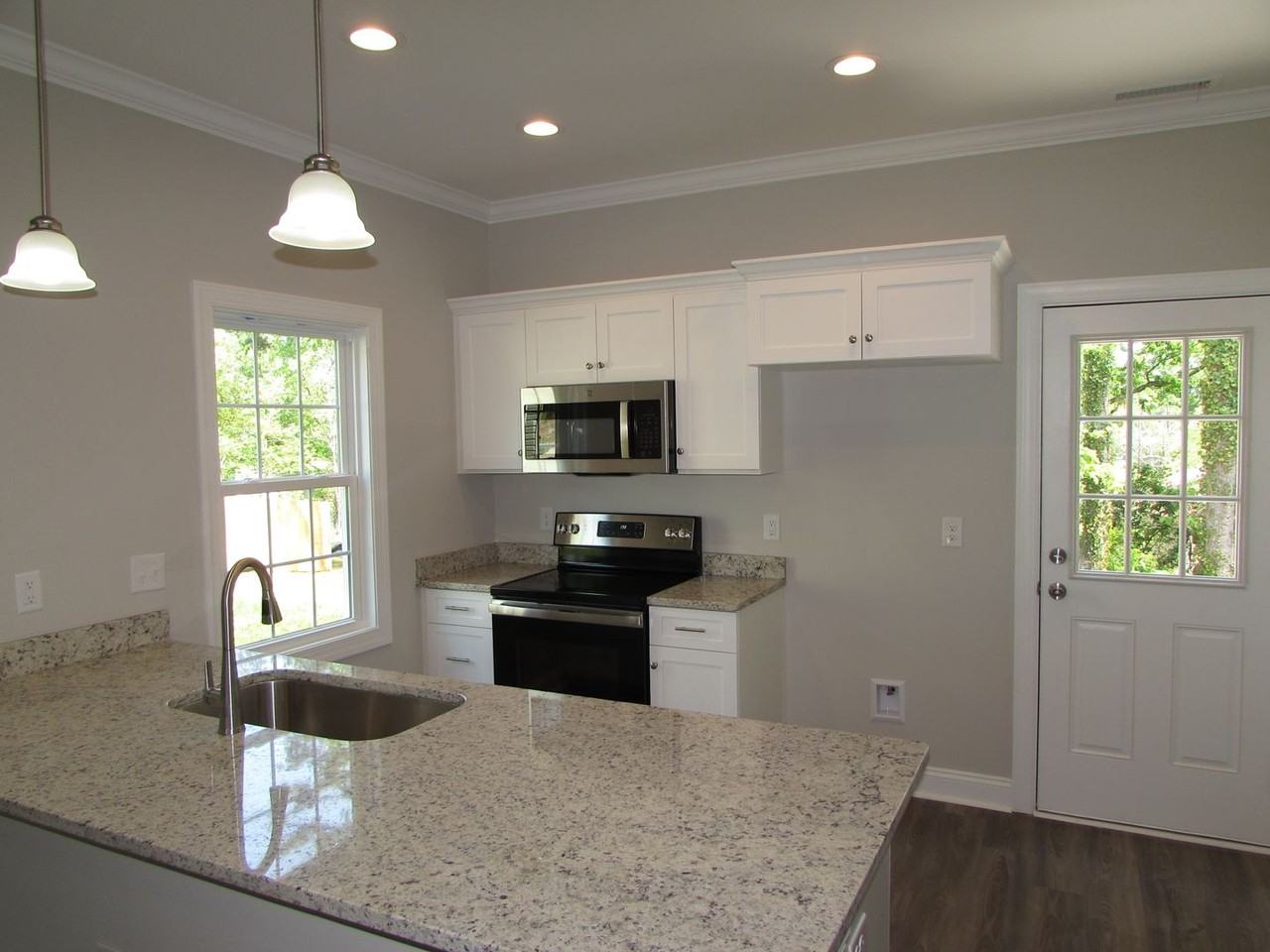 1094 20th St Ne - Photo 4 of 12