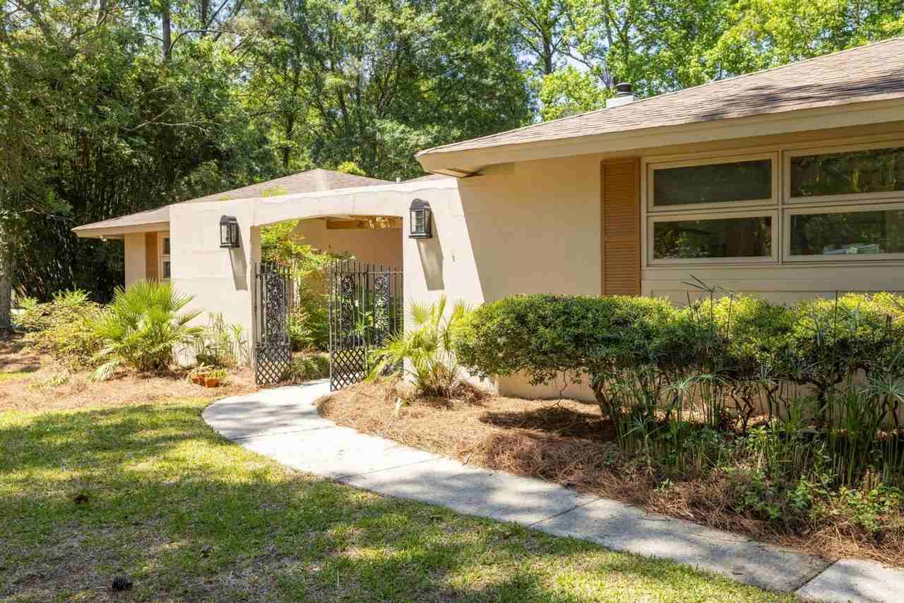 815 Farm Quarter Rd - Photo 2 of 26