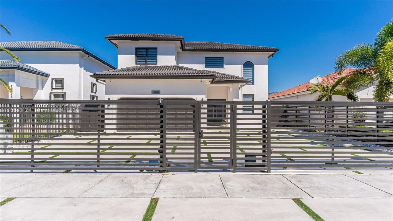 15817 Sw 138th Ter - Photo 2 of 12