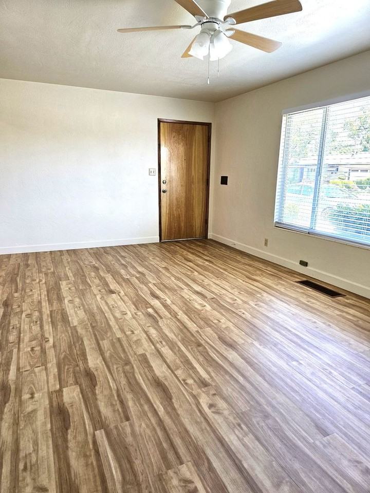 610 Holly Dr - Photo 2 of 21
