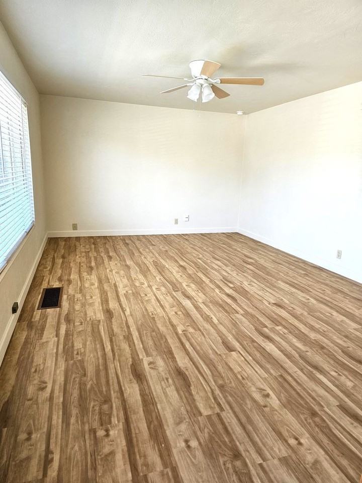 610 Holly Dr - Photo 3 of 21