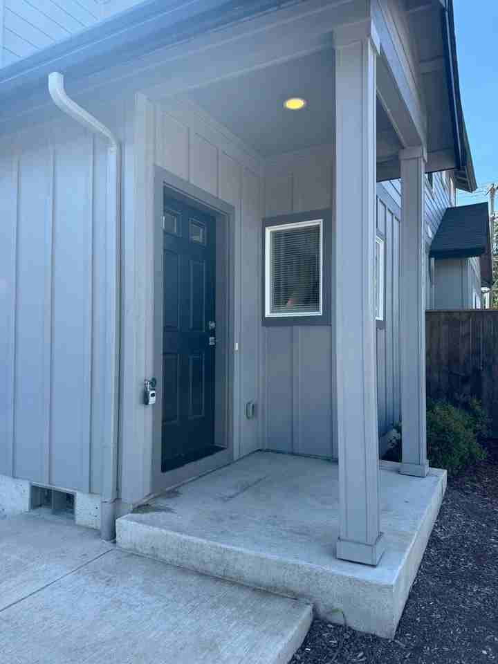 2521 Justine Ln - Photo 2 of 30