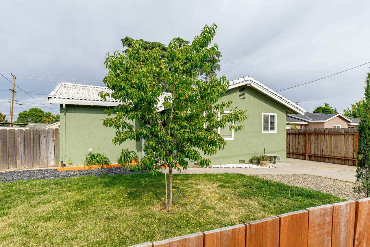 210 E St - Photo 2 of 32