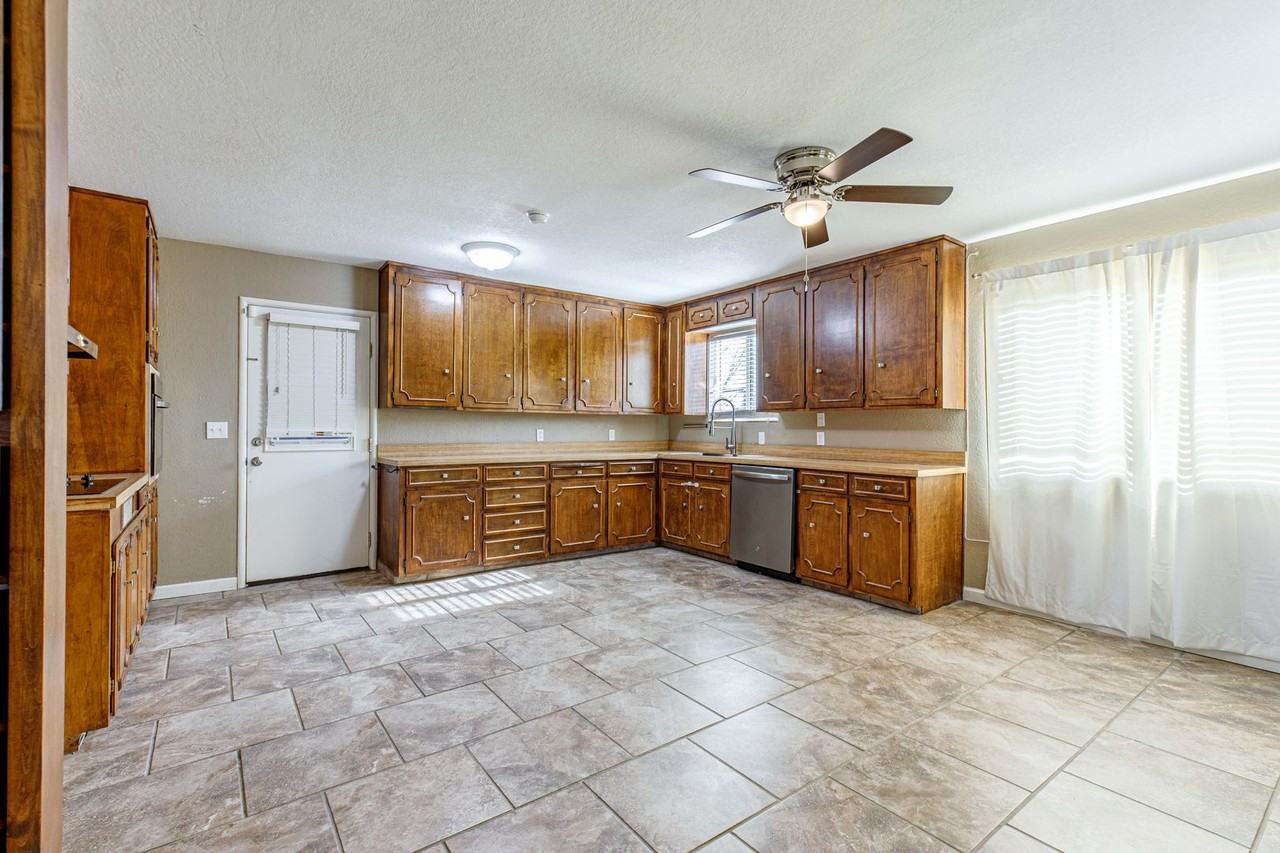 210 E St - Photo 3 of 32