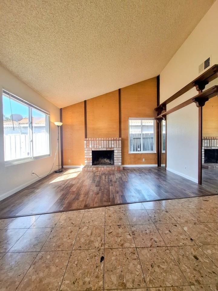 1157 Creston Ln - Photo 3 of 37