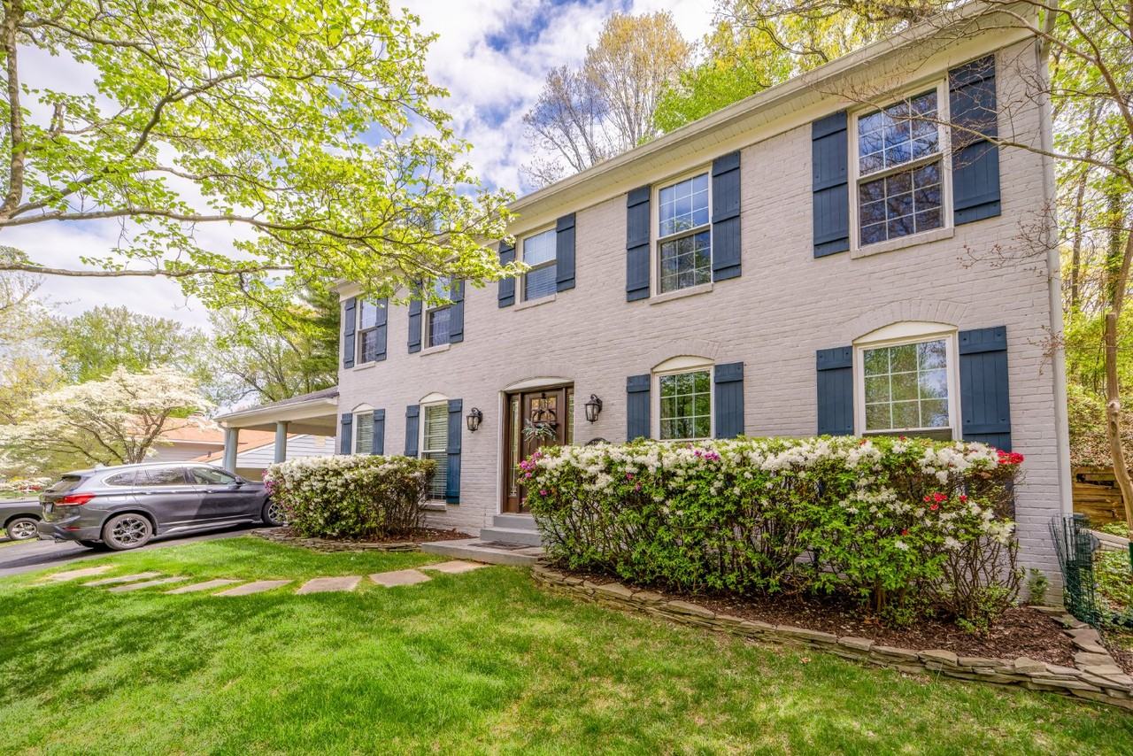 2235 Abbotsford Dr - Photo 2 of 50