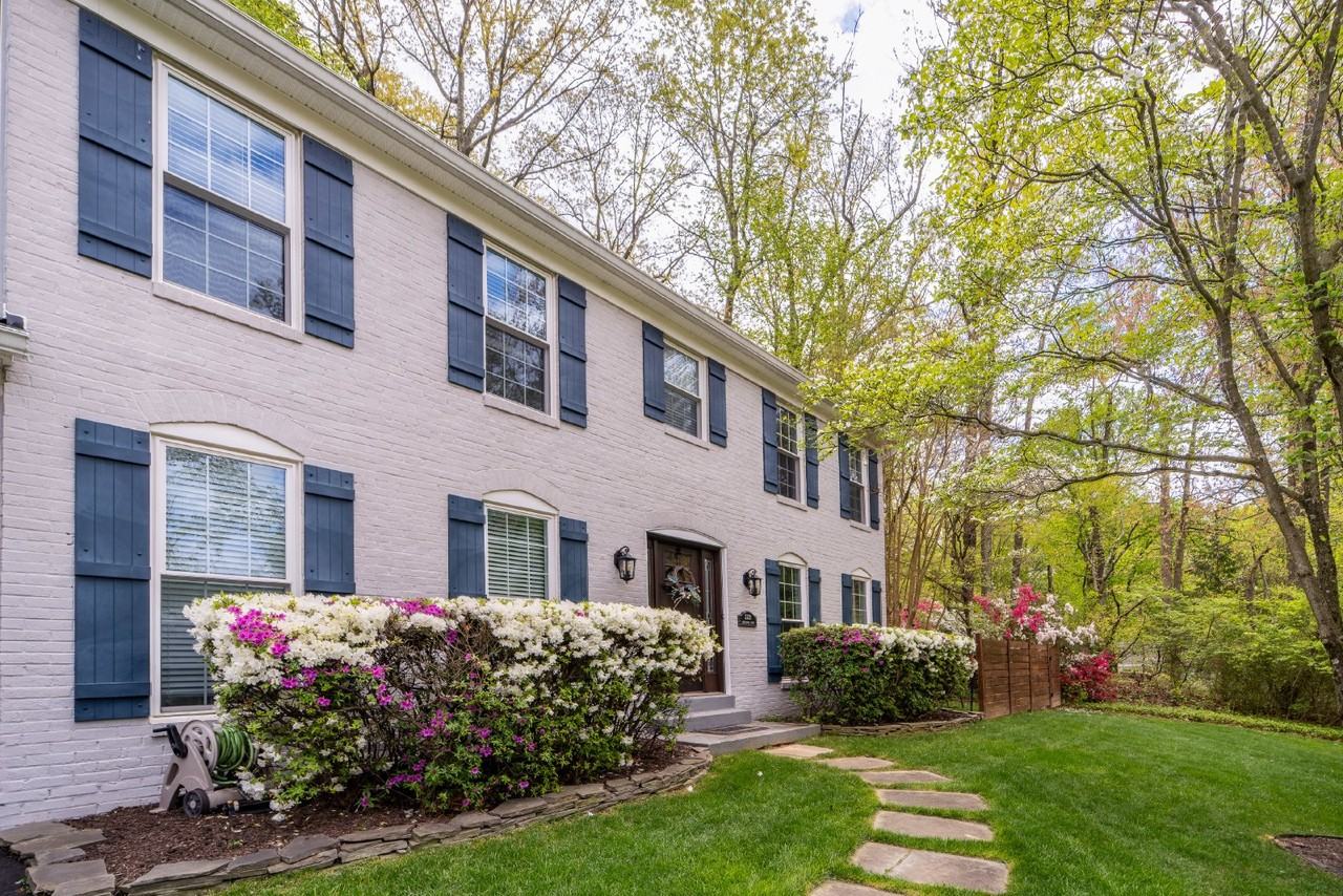 2235 Abbotsford Dr - Photo 3 of 50