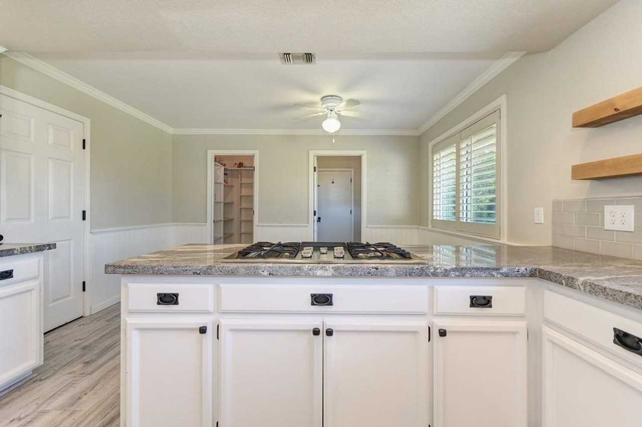 1518 E Colonial Pkwy - Photo 3 of 37