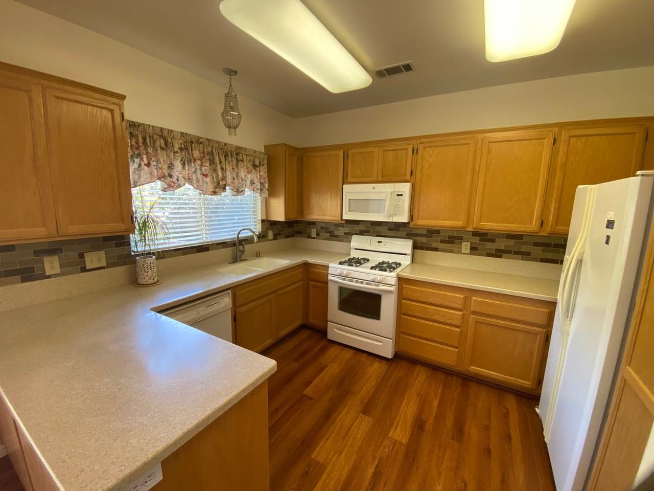 1916 Sienna Ln - Photo 3 of 17