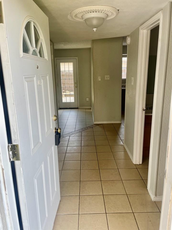 909 Northwest Summercrest Boulevard #1 - Photo 3 of 20