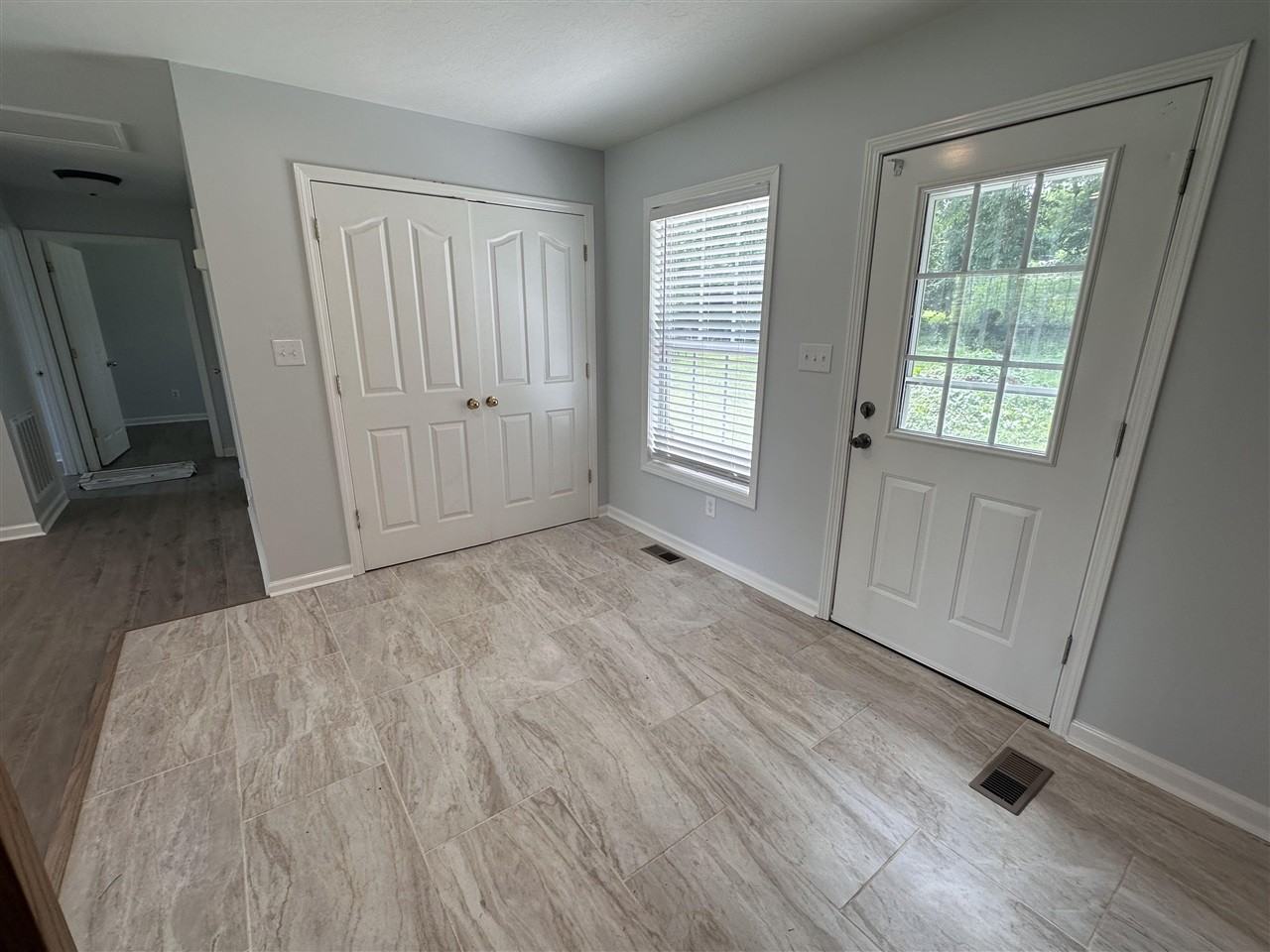 580 E 6th St - Photo 2 of 7
