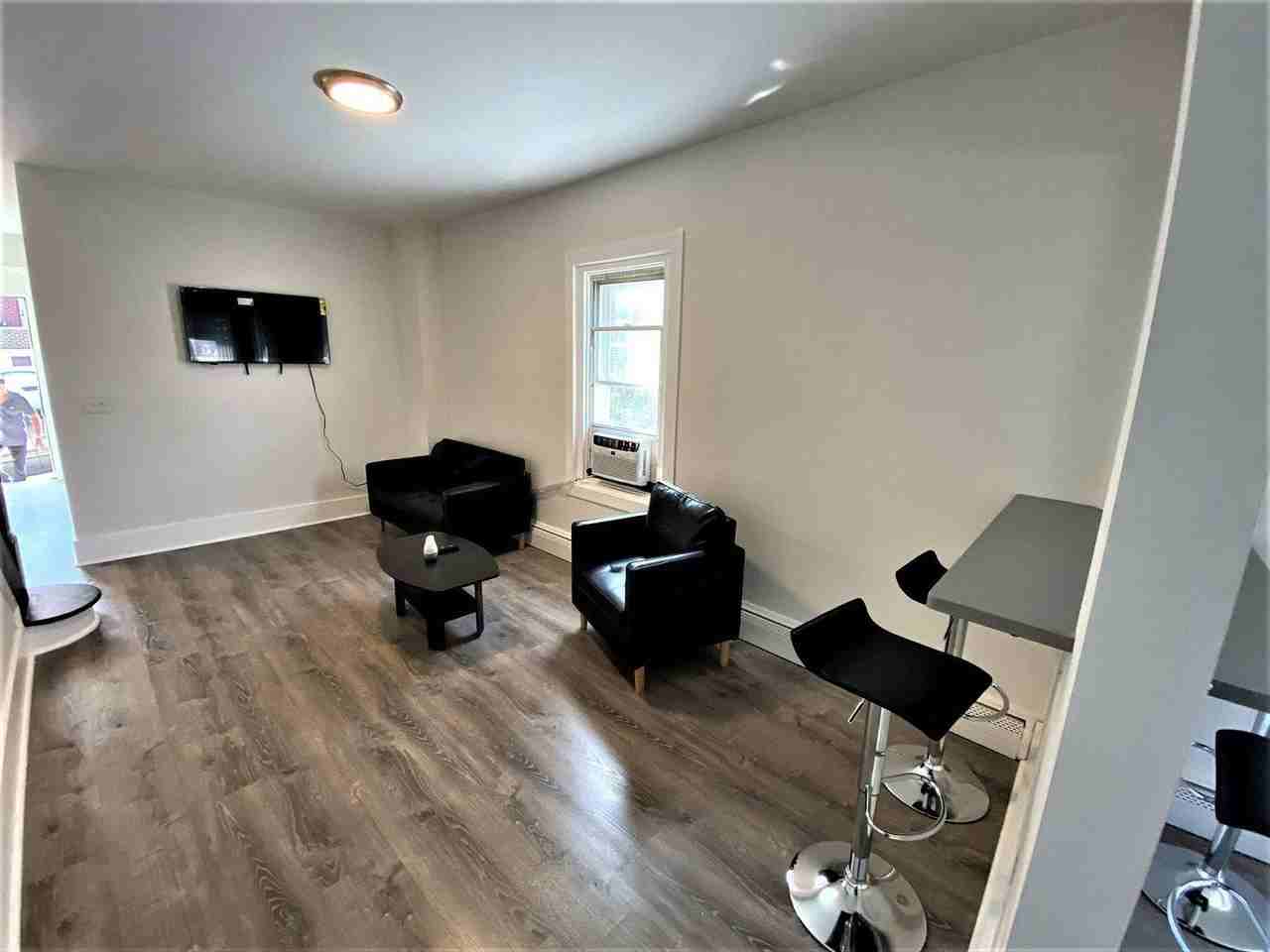 515 Thomas St - Photo 3 of 10