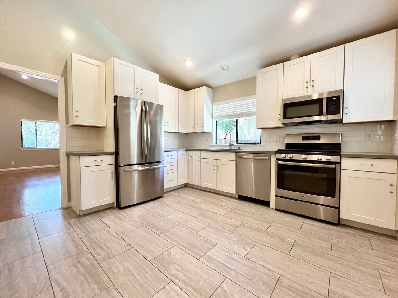 1020 Paloma Ave - Photo 7 of 21