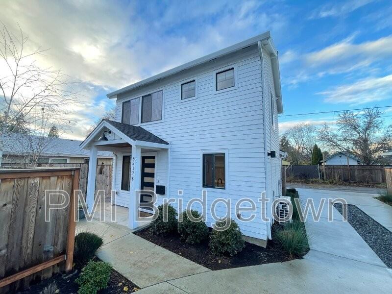 6517 Se Woodstock Blvd #B - Photo 2 of 18