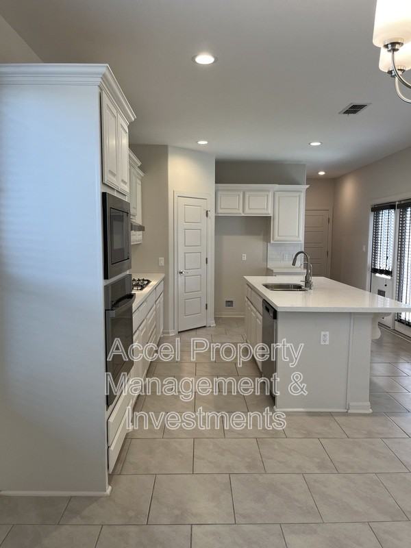 3302 Oriole Dr - Photo 3 of 20