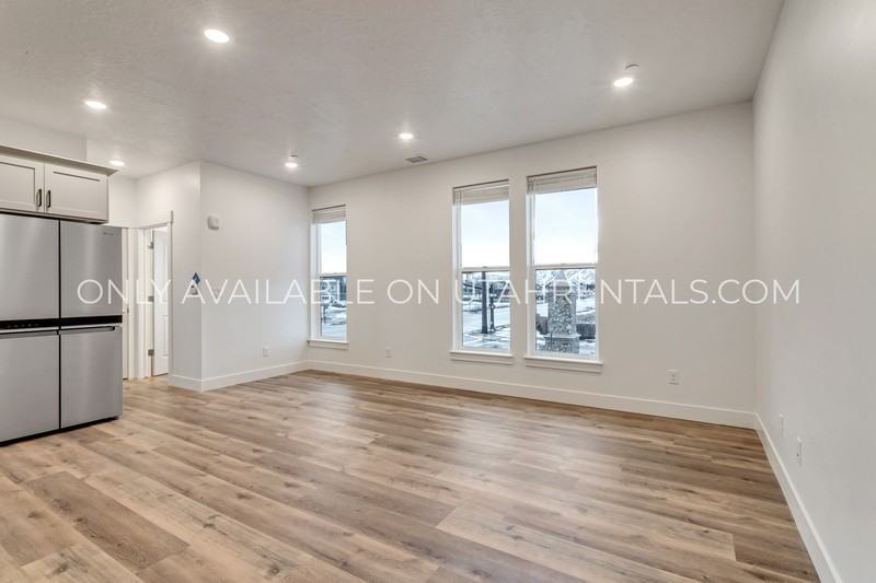 768 Sw #202 - Photo 2 of 27