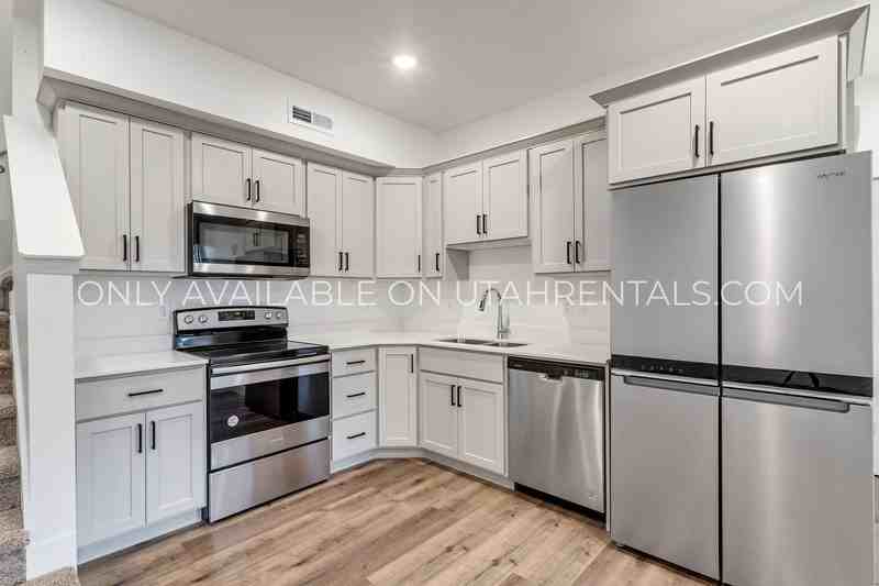 768 Sw #202 - Photo 3 of 27