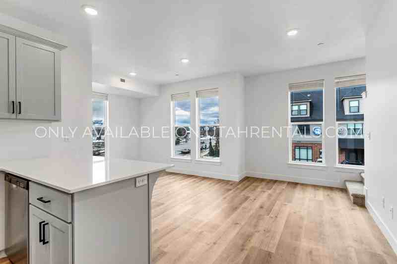 768 Sw #209 - Photo 3 of 24