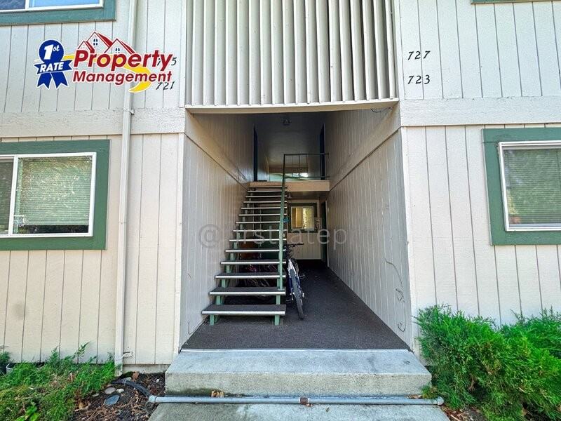 739 W Belmont St - Photo 2 of 25