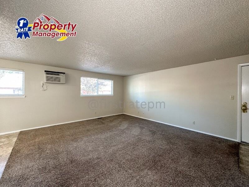 739 W Belmont St - Photo 4 of 25