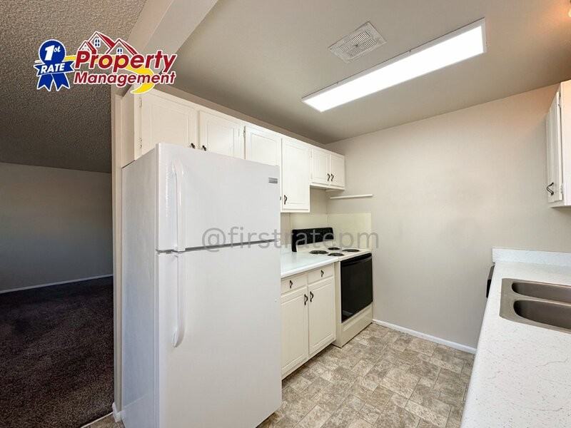739 W Belmont St - Photo 6 of 25