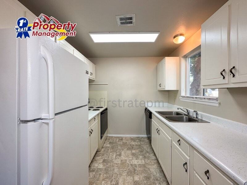 739 W Belmont St - Photo 7 of 25