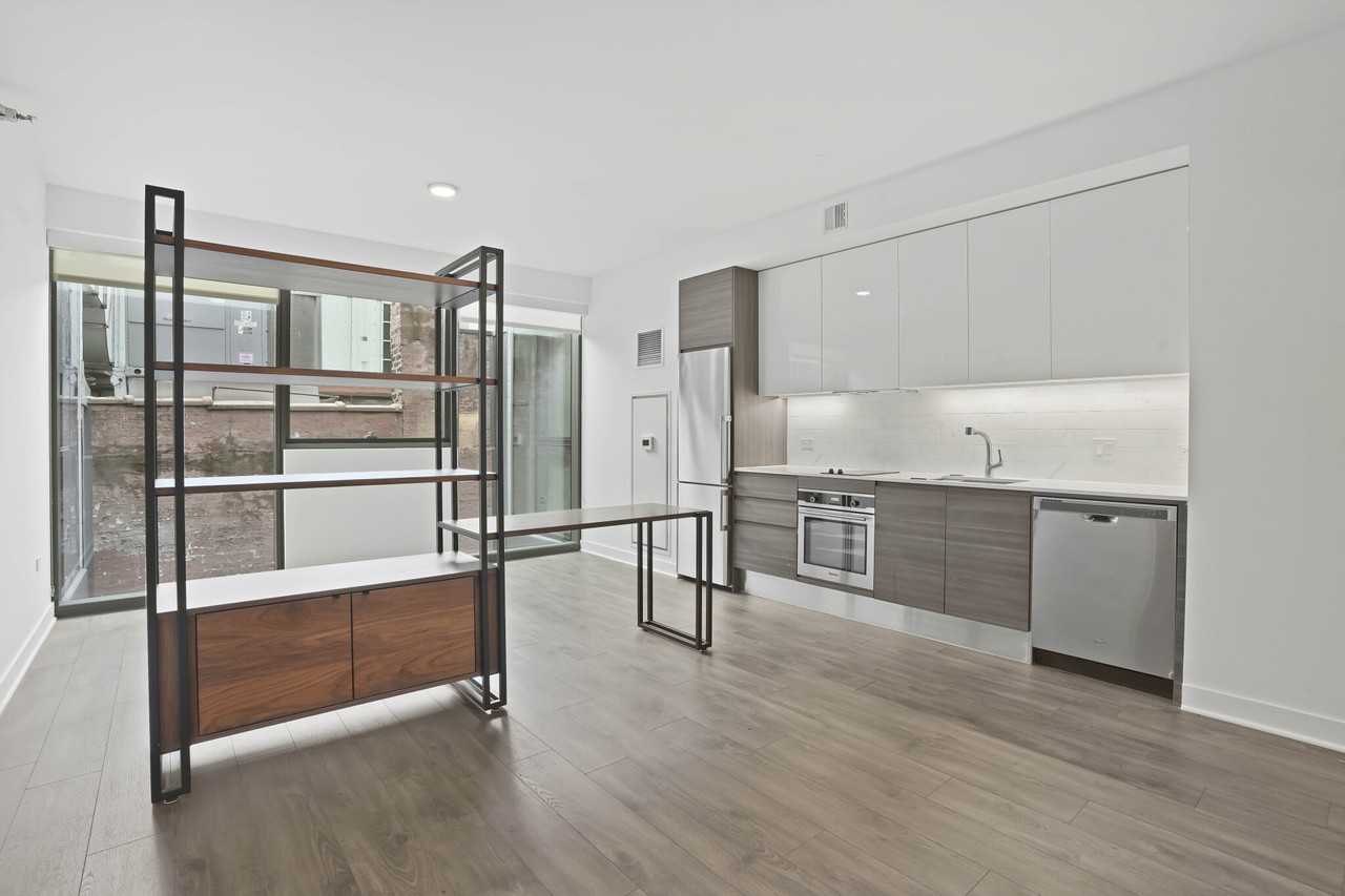 221 W Hubbard St - Photo 3 of 20