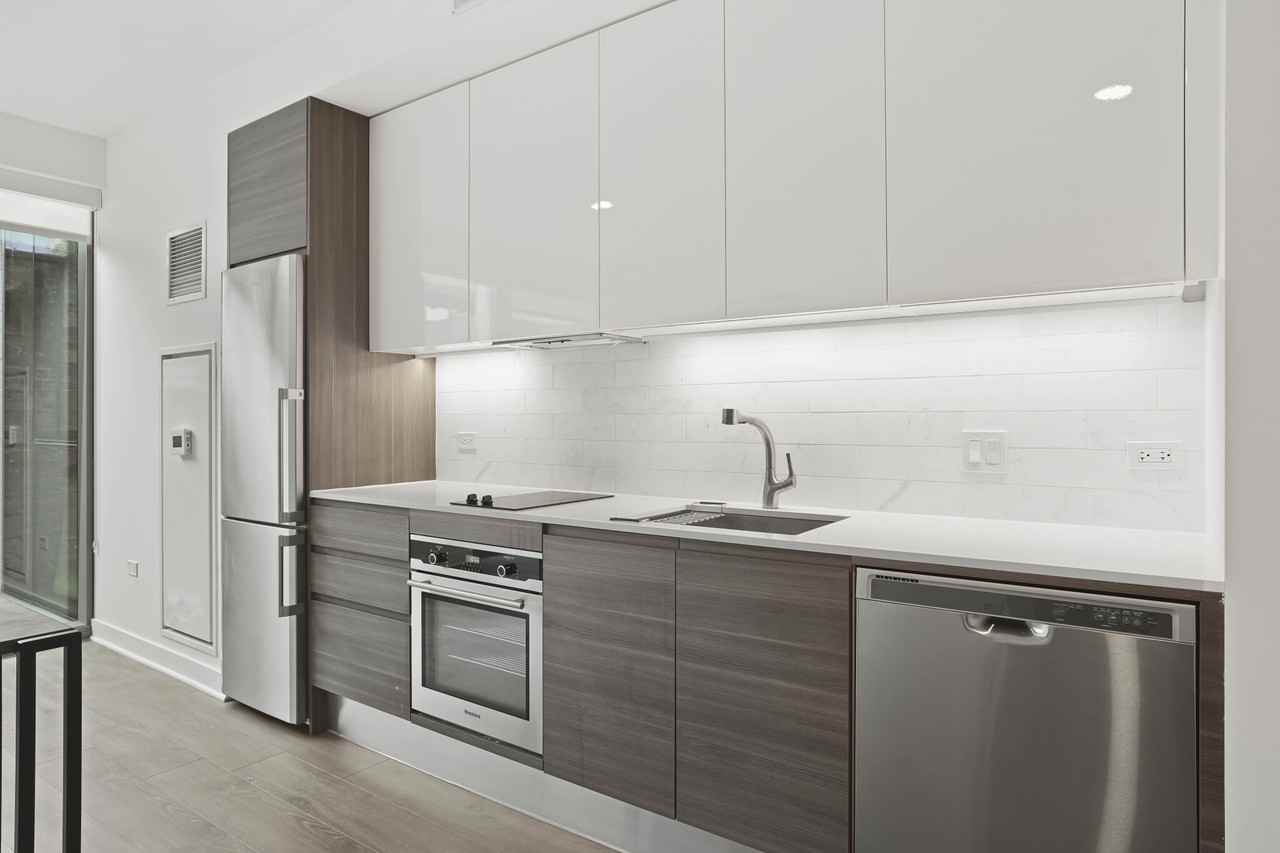 221 W Hubbard St - Photo 4 of 20