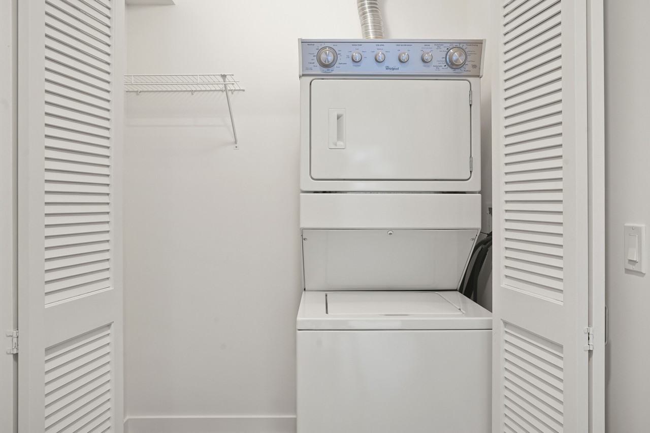 221 W Hubbard St - Photo 6 of 20