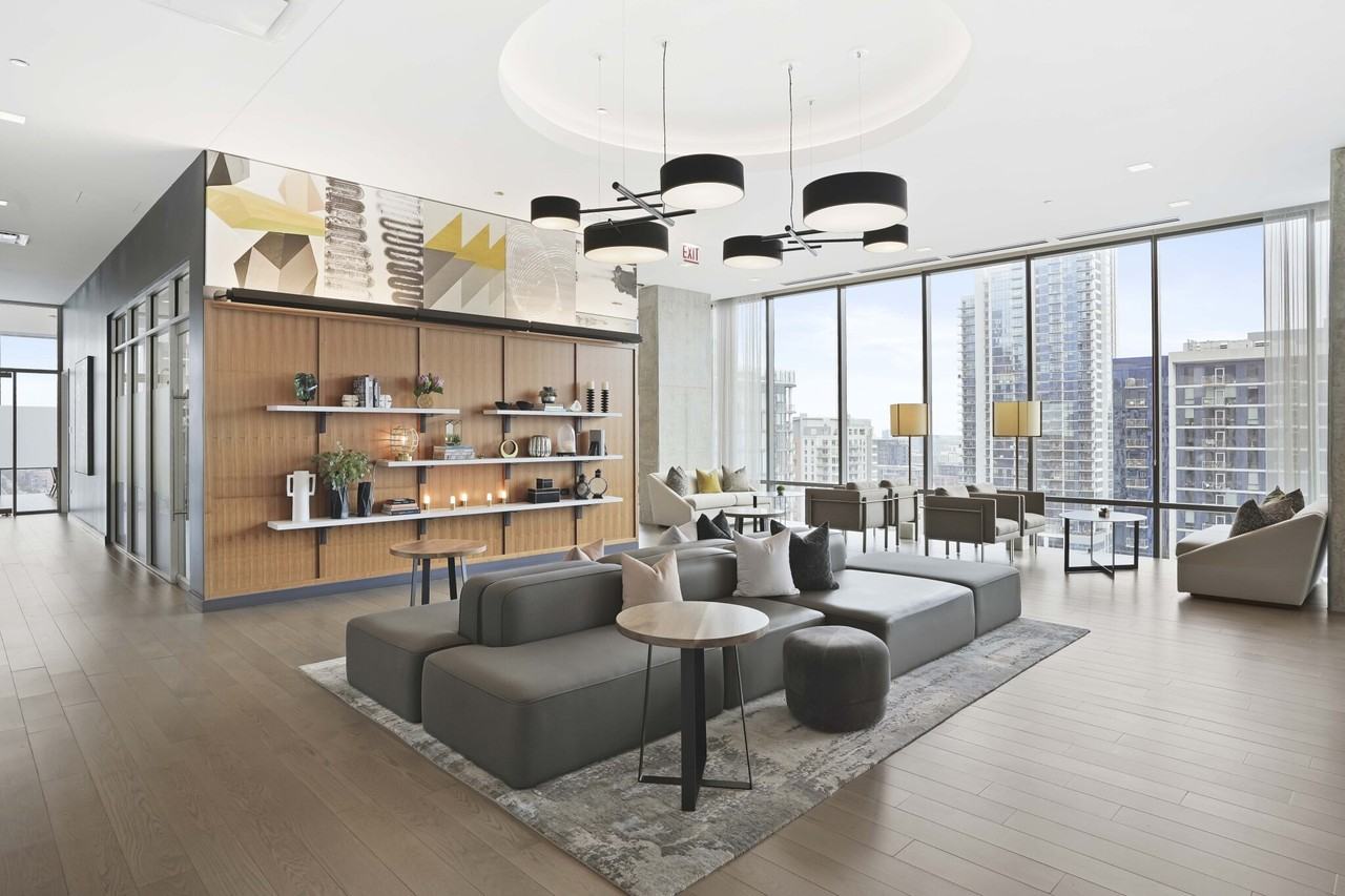 221 W Hubbard St - Photo 7 of 20