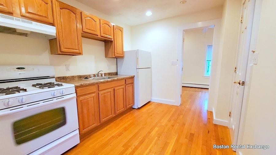 300 Highland Ave - Photo 4 of 9