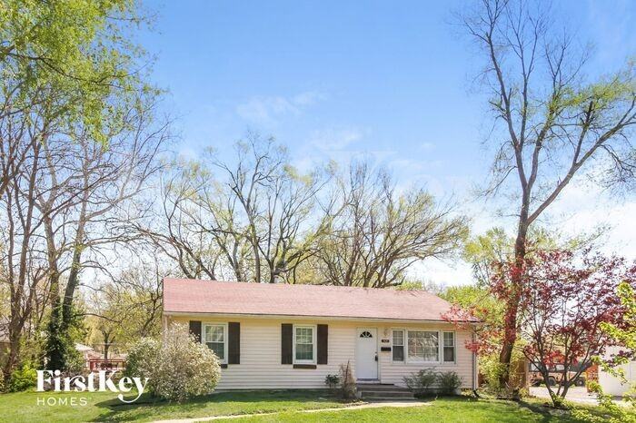 2425 S Lees Summit Rd - Photo 2 of 15