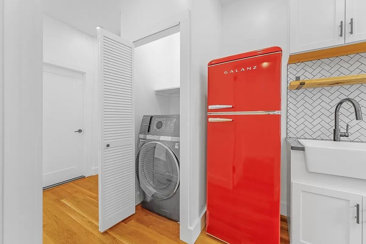 33-15 30th Avenue - Photo 2 of 5