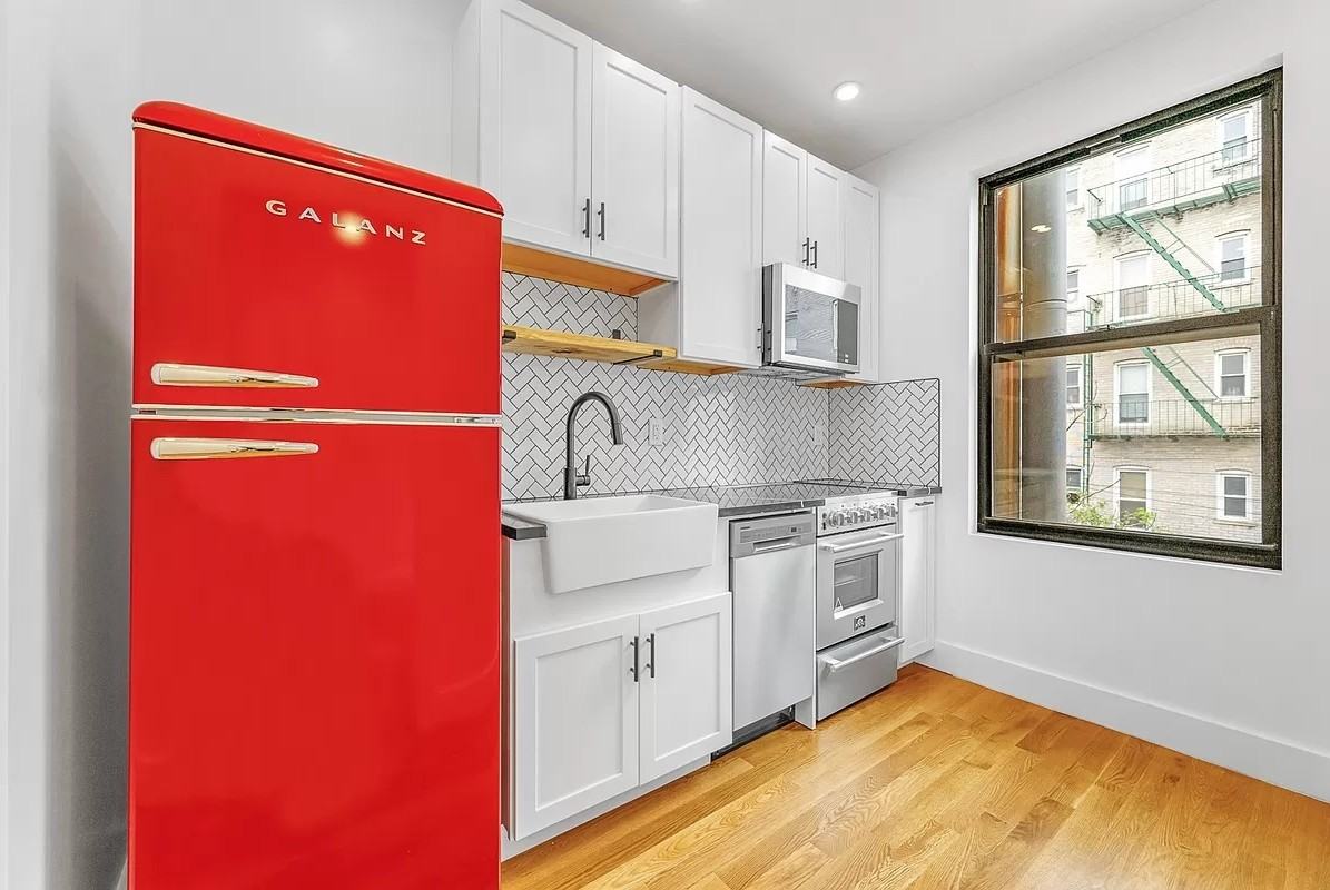 33-15 30th Avenue - Photo 3 of 5