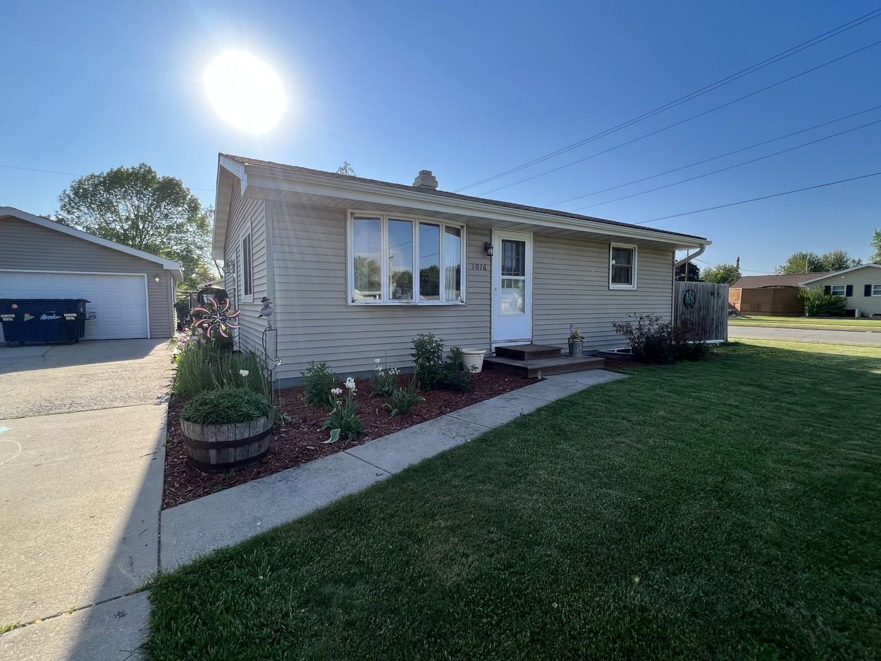 1016 Fieldcrest Drive - Photo 3 of 12