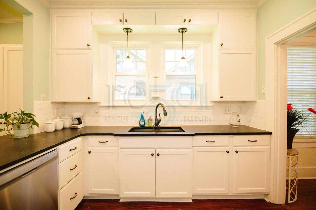 1508 Kavanaugh Blvd - Photo 6 of 40