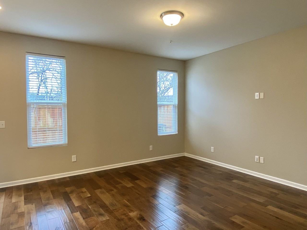 1021 Livingstone Ln - Photo 7 of 32