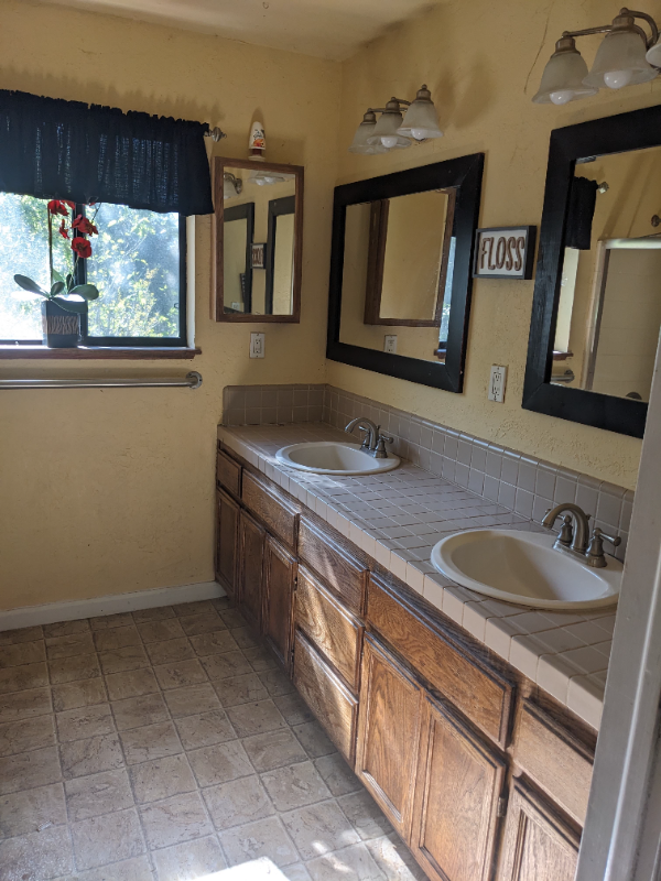 15561 Shady Oak Dr - Photo 2 of 2